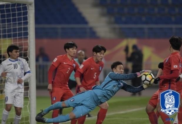 23세 이하 축구대표팀 골키퍼 강현무(가운데)가 23일 중국 장쑤성 쿤산 스포츠센터에서 열린 2018 아시아축구연맹(AFC) U-23 챔피언십 4강전 우즈베키스탄과 경기에서 공을 잡고 있다. [대한축구협회 사진제공=연합뉴스]