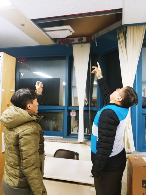 포항 지진 피해 살피는 강성주 우정사업본부장