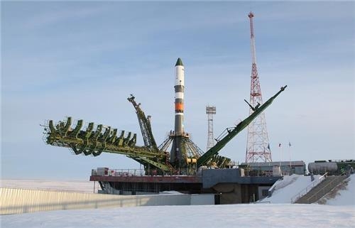 우주화물선 '프로그레스 MS-08'을 탑재한 채 발사대에 세워진 로켓운반체 '소유스-2.1a' [타스=연합뉴스]