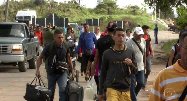 국경을 넘어 브라질로 입국하는 베네수엘라인들 [브라질 뉴스포털 G1]