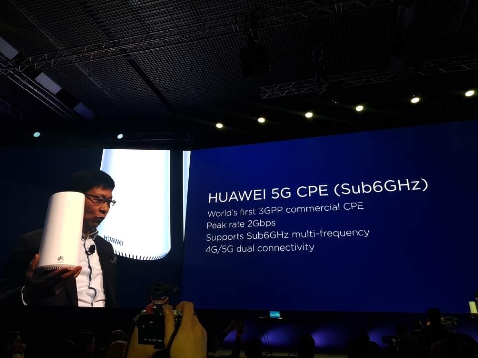 5G CPE 소개하는 리처드 위 화웨이 CEO