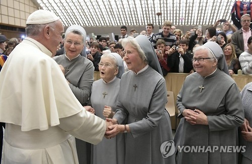 교황청에서 수녀들과 만나고 있는 프란치스코 교황 [EPA=연합뉴스] 
