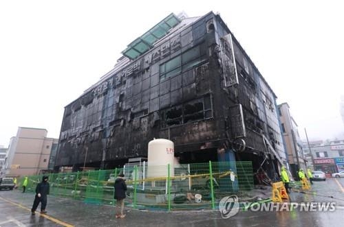 제천 화재 참사 건물관리인들 공소사실 부인…유족 반발0