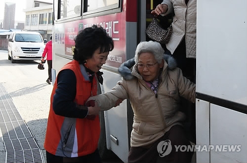 "시내버스 편안하게 이용하세요" 옥천군 승차 도우미 배치 - 1