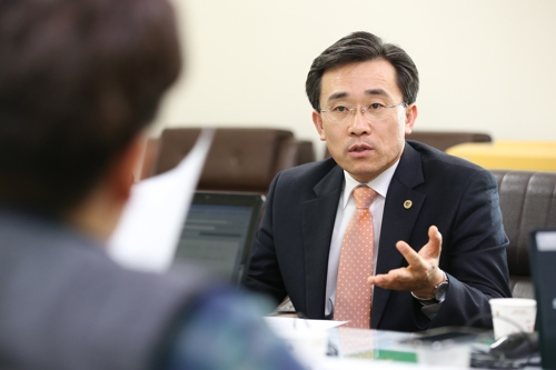 구의원 비판하는 김성환 광주 동구청장