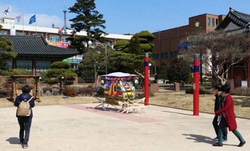 서산시청 앞 시민공원에 놓여있는 상여
