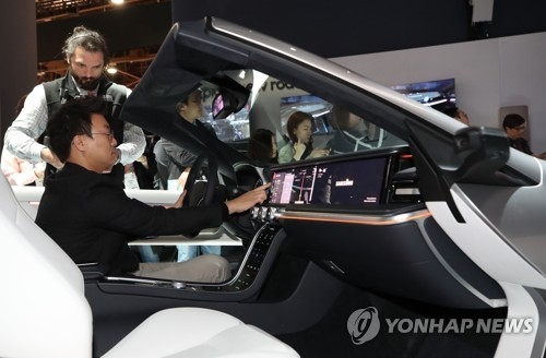 삼성전자와 미국 하만이 공동 개발해 올초 미국 라스베이거스에서 열린 세계최대 가전·IT 전시회 'CES 2018'에서 공개한 '디지털 콕핏'