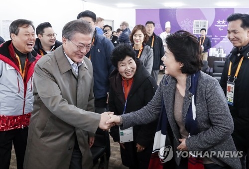어느 부부의 '반가운 악수'