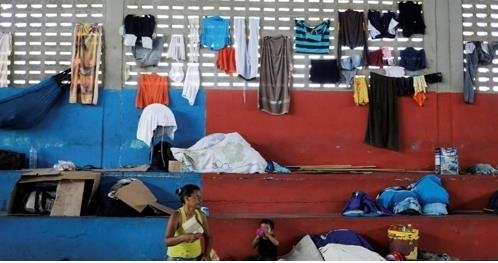 브라질 당국이 마련해준 수용시설에서 생활하는 베네수엘라 주민들 [브라질 뉴스포털 UOL]