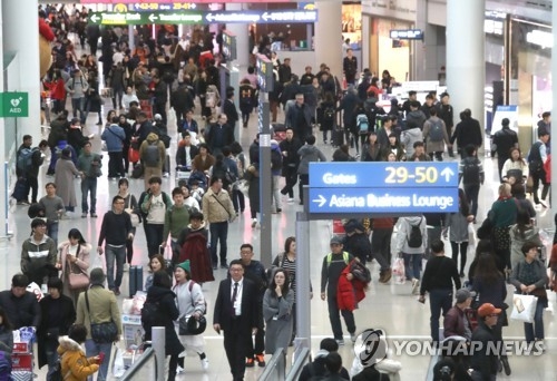 여행객으로 붐비는 인천공항 입국장[연합뉴스 자료사진]
