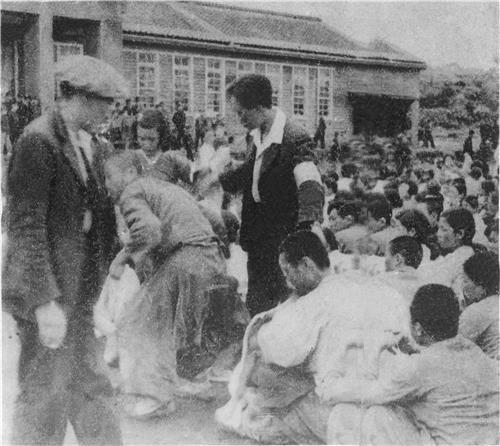 1949년 4월 하산한 주민들 가운데 무장대 협력자를 색출하는 심문반