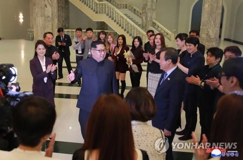 남측 예술단과 이야기하는 김정은