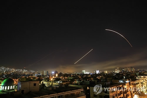 시리아 다마스쿠스 상공을 날아가는 미사일