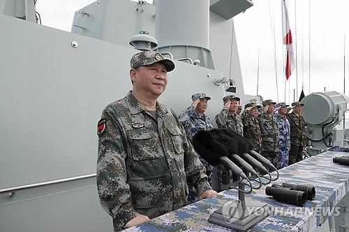해상열병식 사열하는 시진핑 주석
