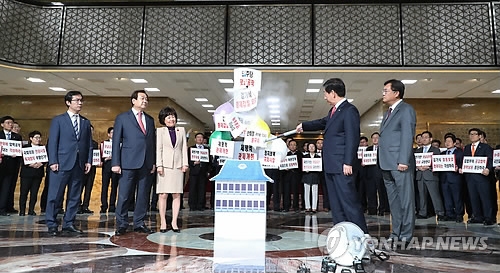 한국당 "'현정권 해바라기' 검경 못믿어"…'댓글조작 특검' 당론(종합) - 1