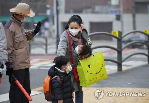 미세먼지 탓에 마스크를 쓰고 등교하는 학생[연합뉴스 자료사진]