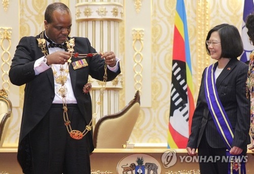 음스와티 국왕(왼쪽)