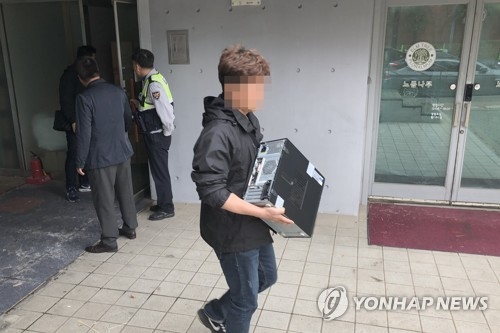 (파주=연합뉴스) 권숙희 기자 = 지난 24일 경찰이 경기도 파주시 문발동의 느릅나무출판사 건물 3층의 인테리어사무실을 압수수색하고 있다. 이 사무실은 느릅나무출판사에 무단침입해 물건을 훔친 혐의로 구속된 피의자가 운영하는 곳이다.