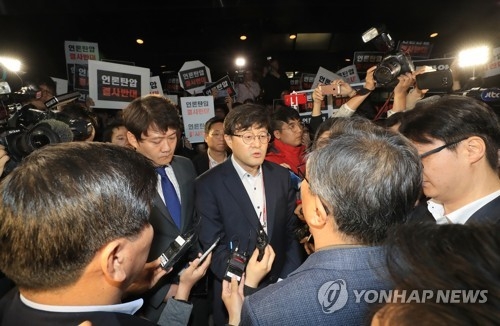 (서울=연합뉴스) 서명곤 기자 = 댓글 여론조작 혐의를 받고 있는 '드루킹' 김 모 씨의 활동기반인 느릅나무출판사 절도사건을 수사 중인 경기 파주경찰서 소속 경찰들이 지난 25일 오후 서울 중구 태평로 TV조선 본사를 압수 수색하기 위해 진입을 시도하다 언론탄압 중단을 주장하며 막아선 TV조선 기자들과 대치하고 있다.