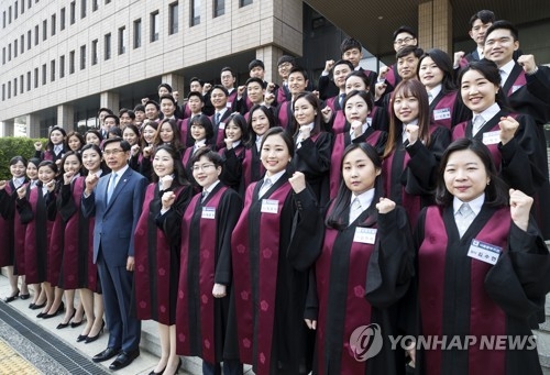 기념촬영하는 박상기 장관과 신임검사들
