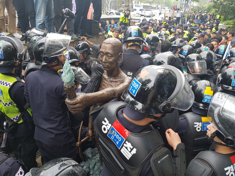 경찰, 노동자상 설치시도 시민단체 해산 돌입…곳곳 몸싸움 - 1