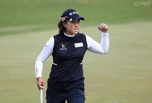 대회 3연패에 결정타가 된 17번홀 버디에 환호하는 김해림.(KLPGA 제공)