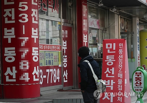 '판문점 선언'에 접경지 관심폭발(파주=연합뉴스) 신준희 기자 = 27일 남북 정상이 서명한 '판문점 선언'이 발표되면서 경기 북부 접경지역의 부동산에 대한 관심이 폭발 수준이다.땅 주인들은 호가를 2배 이상 부르거나 땅을 팔지 않겠다고 마음을 바꿔 줄줄이 계약이 보류되고 있다.사진은 29일 파주 접경지역인 문산읍에 위치한 부동산. 2018.4.29hama@yna.co.kr(끝)