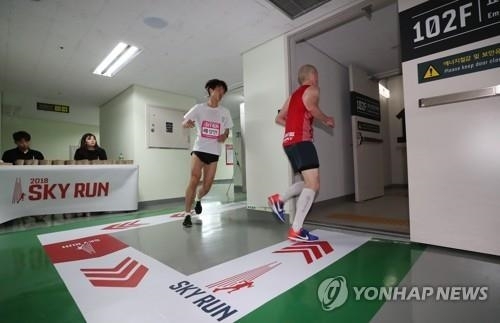 '이제 겨우 102층이야?'