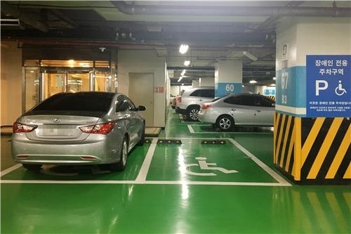 비좁은 장애인 전용 주차 공간