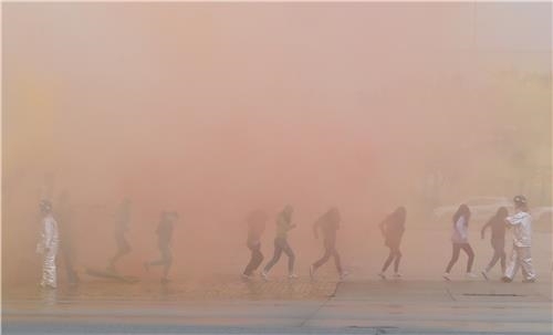 신속하게 대피하라..훈련상황입니다 / 서명곤