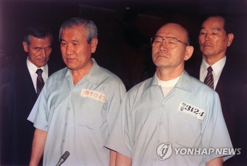 '12·12 및 5·18 사건' 선고공판에 피고인으로 선 전두환(오른쪽), 노태우 전 대통