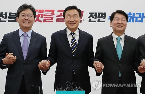 바른미래당 손잡은 손학규(서울=연합뉴스) 김주형 기자 = 손학규 전 국민의당 상임고문이 3일 오전 국회에서 바른미래당 6·13 지방선거 중앙선거대책위원장을 수락 후 유승민(왼쪽) 공동대표, 안철수 인재영입위원장과 손을 잡은 후 기념촬영을 하고 있다. 2018.5.3 kjhpress@yna.co.kr
