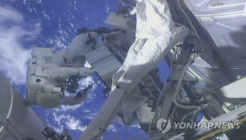ISS 밖에서 작업 중인 미국 우주인