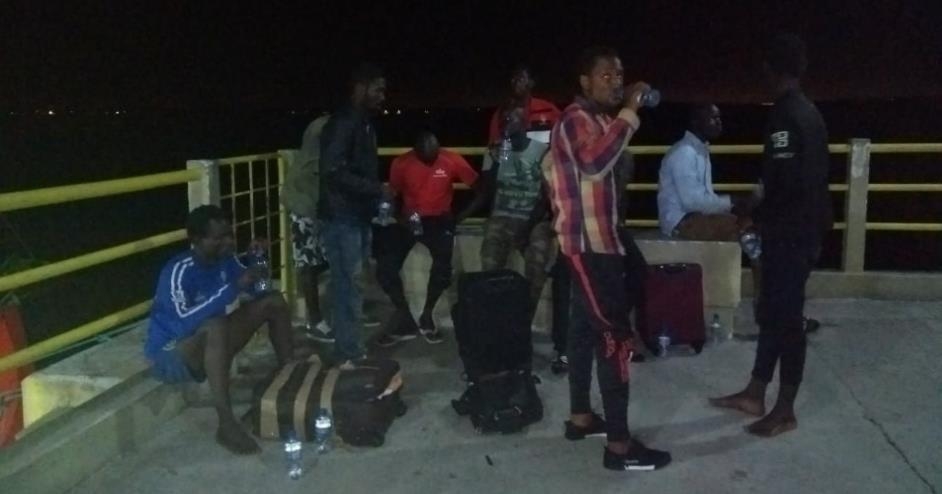 브라질 북동부 공해 상에서 구조된 아프리카 난민들. [브라질 뉴스포털 UOL]