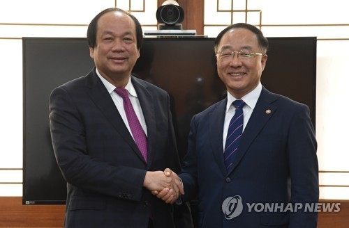 베트남 총리실 장관과 대화하는 홍남기 국조실장