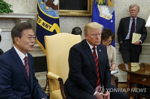 한미 정상 바라보는 존 볼턴 백악관 국가안보보좌관
