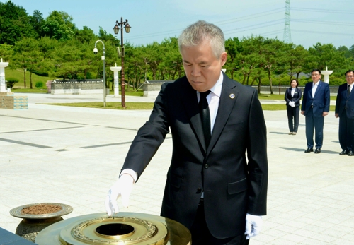 (서울=연합뉴스) 한국자유총연맹 박종환 총재가 5·18광주민주화운동 38주년을 맞아 24일 오후 국립5·18민주묘지를 참배했다. 2018.5.24. [자총 제공=연합뉴스)