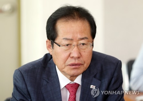 홍준표 "문대통령, 선거 보름 앞두고 경제 챙기나"(종합) - 1
