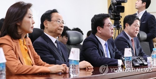 정우택 '홍준표 2선후퇴' 요구… 당권경쟁 징조일까 - 1