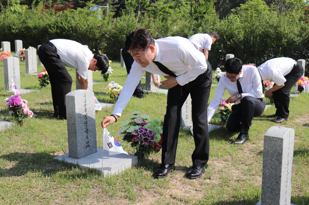 대전현충원 묘역 가꾸기 봉사 중인 맥키스컴퍼니 임직원들
