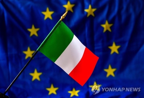 유럽연합(EU)기를 배경으로 휘날리고 있는 이탈리아 국기 [AFP=연합뉴스]