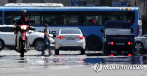 충북 불볕더위 계속…낮 최고 31도 - 1
