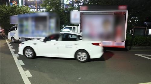 7일 밤 연산 교차로에 불법 주정차 돼 있는 유세 차량