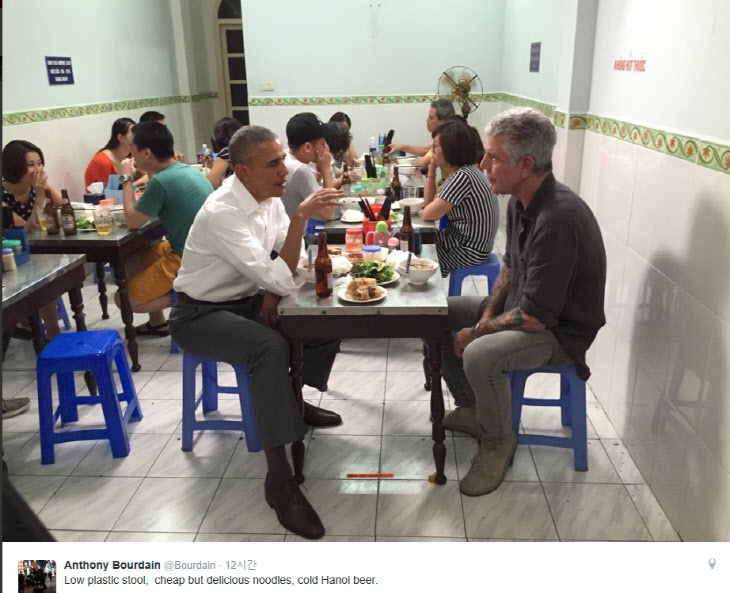2016년 버락 오바마 대통령과 베트남 식당에서 식사하는 앤서니 보데인 [보데인 트위터 캡처=연합뉴스 자료사진]