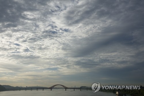 구름 낀 서울 하늘