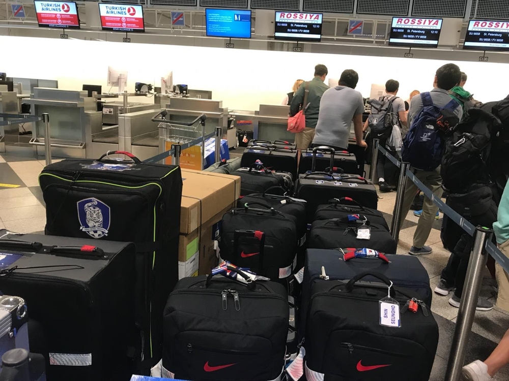 축구 대표팀 짐과 함께 러시아로 향하는 후발대