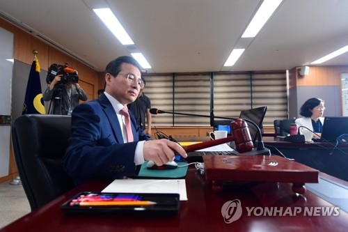 의사봉 두드리는 김용범 금융위 부위원장