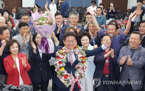 이철우, 꽃목걸이 걸고