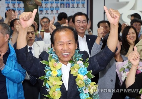 '엄지 척' 최문순 강원지사 후보