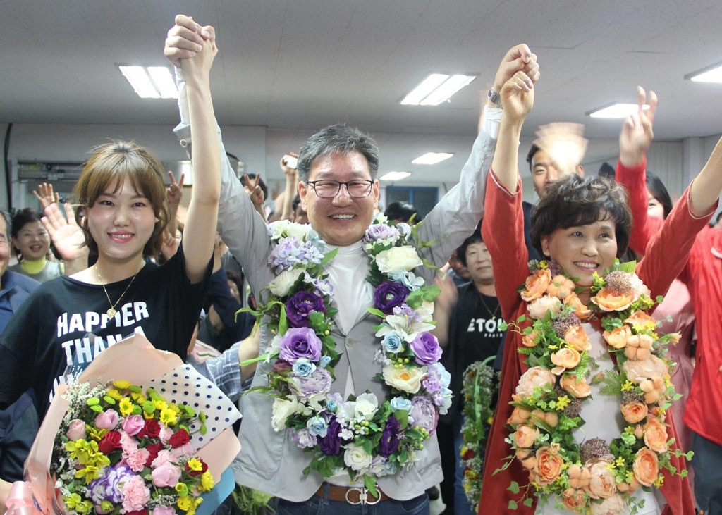 당선 축하받는 박세복 군수와 가족